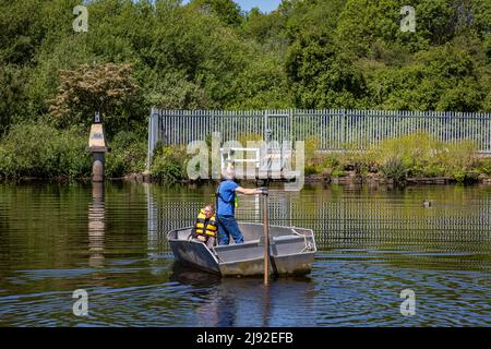 Maggio 2022. Ferryman Kevin Wilkinson si ritira dopo quasi 20 anni di funzionamento dello storico Penny Ferry attraverso il canale della nave di Manchester a Thelwall Foto Stock