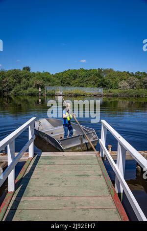 Maggio 2022. Ferryman Kevin Wilkinson si ritira dopo quasi 20 anni di funzionamento dello storico Penny Ferry attraverso il canale della nave di Manchester a Thelwall Foto Stock