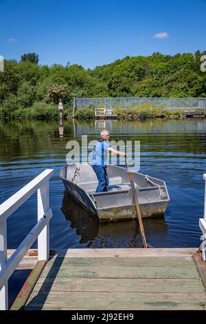Maggio 2022. Ferryman Kevin Wilkinson si ritira dopo quasi 20 anni di funzionamento dello storico Penny Ferry attraverso il canale della nave di Manchester a Thelwall Foto Stock