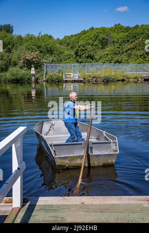 Maggio 2022. Ferryman Kevin Wilkinson si ritira dopo quasi 20 anni di funzionamento dello storico Penny Ferry attraverso il canale della nave di Manchester a Thelwall Foto Stock