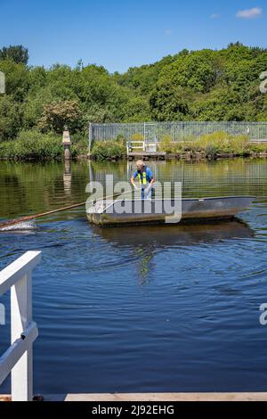 Maggio 2022. Ferryman Kevin Wilkinson si ritira dopo quasi 20 anni di funzionamento dello storico Penny Ferry attraverso il canale della nave di Manchester a Thelwall Foto Stock