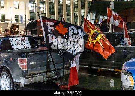 OTTAWA, ONTARIO, CANADA: 28th gennaio 2022: Segnali e bandiere su camion e veicoli durante il blocco del convoglio della libertà contro i mandati di Coronavirus. Foto Stock