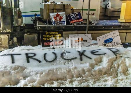 OTTAWA, ONTARIO, CANADA: 28th gennaio 2022: Segni che sostengono i diritti degli autotrasportatori contro la vaccinazione covida durante le proteste del convoglio di libertà degli autotrasportatori. Foto Stock