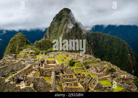 La vista classica di Machu Picchu, provincia di Urubamba, Perù. Foto Stock