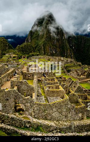 La vista classica di Machu Picchu, provincia di Urubamba, Perù. Foto Stock