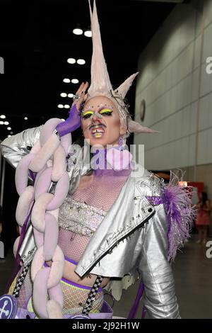 Partecipante durante il 2022 RuPaul DragCon, Day 2, tenuto presso IL LA Convention Center di Los Angeles, California, venerdì 14 maggio 2022. Foto di Jennifer Graylock-Graylock.com Foto Stock