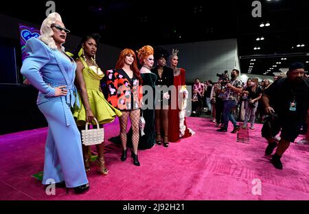 (Da L) membri della Cast The Vivienne, Shea Coule, Trinity the Tuck, Jinkx Monsoon, Monet X Change e Raja of RuPaul's Drag Race All Stars Season 7 posano dopo la cerimonia di taglio del nastro rosa durante il Rupaul DragCon 2022, Day 1, tenutasi al LA Convention Center di Los Angeles, California, Venerdì 13 maggio 2022. Foto di Jennifer Graylock-Graylock.com 917-519-7666 Foto Stock