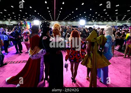 (Da R) membri della Cast The Vivienne, Shea Coule, Trinity the Tuck, Jinkx Monsoon, Monet X Change e Raja of RuPaul's Drag Race All Stars Season 7 posano dopo la cerimonia di taglio del nastro rosa durante il Rupaul DragCon 2022, Day 1, tenutasi al LA Convention Center di Los Angeles, California, Venerdì 13 maggio 2022. Foto di Jennifer Graylock-Graylock.com 917-519-7666 Foto Stock