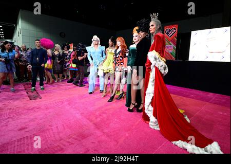 (Da L) membri della Cast The Vivienne, Shea Coule, Trinity the Tuck, Jinkx Monsoon, Monet X Change e Raja of RuPaul's Drag Race All Stars Season 7 posano dopo la cerimonia di taglio del nastro rosa durante il Rupaul DragCon 2022, Day 1, tenutasi al LA Convention Center di Los Angeles, California, Venerdì 13 maggio 2022. Foto di Jennifer Graylock-Graylock.com 917-519-7666 Foto Stock