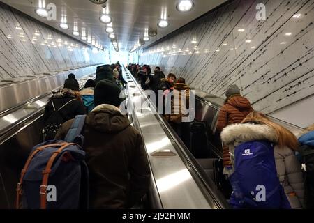 04.03.2018, Vantaa, Uusimaa, Finlandia - viaggiatori su scale mobili nel terminal dell'aeroporto di Helsinki. 00S180304D063CAROEX.JPG [RELEASE MODELLO: NO, PROPERTY RELE Foto Stock