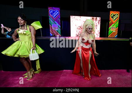 Shea Coule, Jaymes Mansfield pone durante il Rupaul DragCon 2022, giorno 1, tenuto al LA Convention Center a Los Angeles, California, venerdì 13 maggio 2022. Foto di Jennifer Graylock-Graylock.com 917-519-7666 Foto Stock