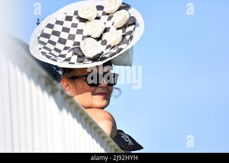 13.09.2020, Iffezheim, Baden-Wuerttemberg, Germania - donna elegantemente vestita con cappello si affaccia su una recinzione. 00S200913D412CAROEX.JPG [VERSIONE MODELLO: NO, Foto Stock