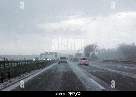 28.01.2022, Muenchen, Baviera, Germania - Auto in nevicata pesante su A9. 00S220128D698CAROEX.JPG [RELEASE MODELLO: NO, RELEASE PROPRIETÀ: NO (c) immagine carosello Foto Stock