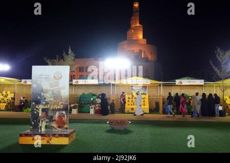 22.02.2022, Doha, , Qatar - persone in serata ad una mostra agricola a Souq Waqif. 00S220222D364CAROEX.JPG [VERSIONE MODELLO: NO, PROPRIETÀ RE Foto Stock