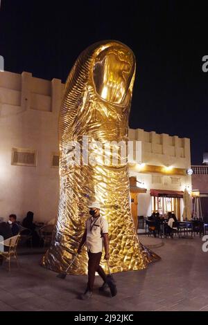 22.02.2022, Doha, , Qatar - Statua del pollice di Cesar Baldaccini nel Souq Waqif. 00S220222D368CAROEX.JPG [RELEASE MODELLO: NO, RELEASE PROPRIETÀ: NO (C) CARO Foto Stock