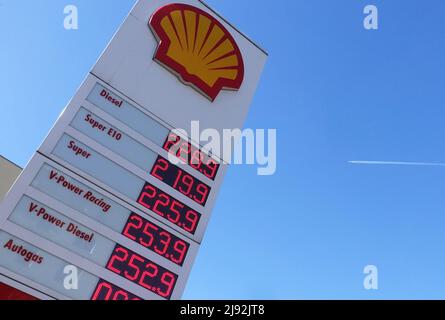 09.03.2022, Berlino, Germania - i prezzi della benzina e del diesel sono saliti a più di due euro a causa della guerra in Ucraina. 00S220309D852CAROEX.JPG Foto Stock