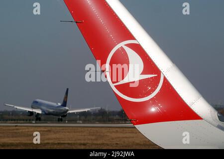 21.03.2022, Schoenefeld, Brandeburgo, Germania - aletto di un aereo della Turkish Airlines e di un aereo Lufthansa che decollo all'aeroporto di BER. 00S220321D8 Foto Stock