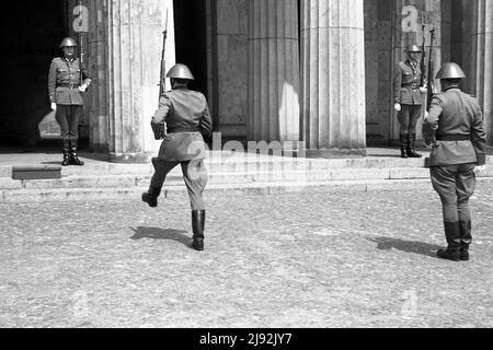 01.06.1967, Berlino, , Repubblica democratica tedesca - Guardia di sollievo dei soldati della NVA al Neue Wache. 00S670601D346CAROEX.JPG [VERSIONE MODELLO: NO, Foto Stock