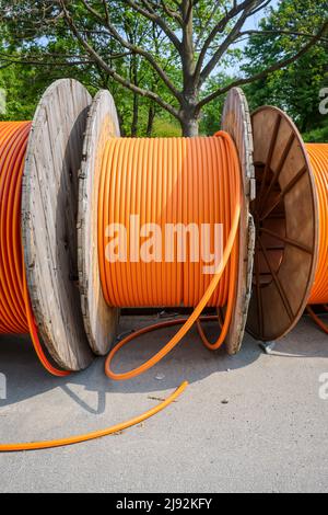 23.04.2022, Duisburg, Renania Settentrionale-Vestfalia, Germania - espansione Internet a banda larga, posa in cantiere di cavi in fibra ottica, avvolgicavo con f Foto Stock