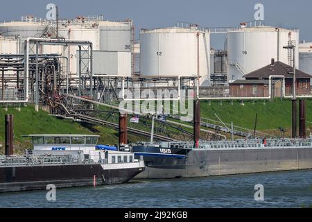 23.04.2022, Duisburg, Renania settentrionale-Vestfalia, Germania - Porto di Duisburg, Duisburg Ruhrort, Oelinsel, navi cisterna di fronte all'azienda agricola per i prodotti petroliferi Foto Stock