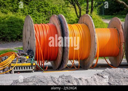 23.04.2022, Duisburg, Renania Settentrionale-Vestfalia, Germania - espansione Internet a banda larga, posa in cantiere di cavi in fibra ottica, avvolgicavo con f Foto Stock