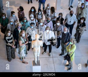 Atene, Grecia. 18th maggio 2022. I turisti e la gente del posto visitano il Museo dell'Acropoli di Atene e godono dell'ingresso gratuito come parte delle celebrazioni del giorno Internazionale del Museo. (Credit Image: © Dimitris Aspiotis/Pacific Press via ZUMA Press Wire) Foto Stock