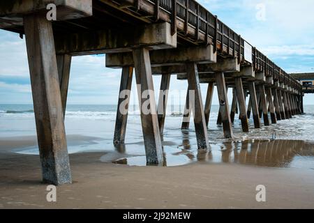 Cielo nuvoloso e surf al molo di pesca a tybee Island, Georgia, USA Foto Stock