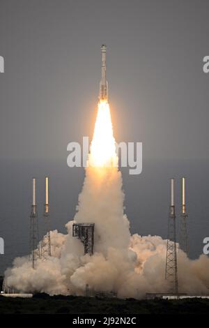 Florida, US, 19/05/2022, United Launch Alliance lancia il suo razzo Atlas V per potenziare la Boeing Starliner per la NASA dal Complex 41 alla Stazione spaziale di Cape Canaveral, Florida, giovedì 19 maggio 2022. La Starliner senza equipaggio si rindiver e si ancorerà alla Stazione spaziale Internazionale come prova per i futuri voli con equipaggio. Foto di Joe Marino/UPI Credit: UPI/Alamy Live News Foto Stock