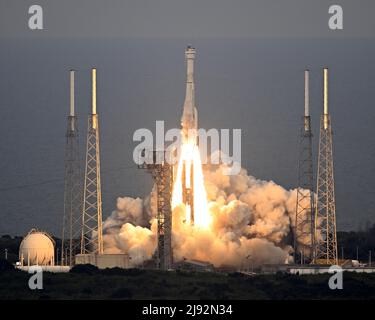 Florida, US, 19/05/2022, United Launch Alliance lancia il suo razzo Atlas V per potenziare la Boeing Starliner per la NASA dal Complex 41 alla Stazione spaziale di Cape Canaveral, Florida, giovedì 19 maggio 2022. La Starliner senza equipaggio si rindiver e si ancorerà alla Stazione spaziale Internazionale come prova per i futuri voli con equipaggio. Foto di Joe Marino/UPI Credit: UPI/Alamy Live News Foto Stock