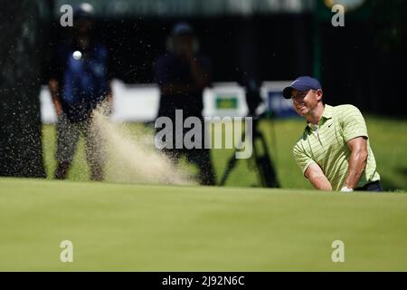 Tulsa, Stati Uniti. 19th maggio 2022. Rory McIlroy gioca il suo secondo colpo da un bunker sull'ottava buca nel primo turno durante il campionato PGA al Southern Hills Country Club di Tulsa, Oklahoma, giovedì 19 maggio 2022. Foto di Kyle Rivas/UPI Credit: UPI/Alamy Live News Foto Stock