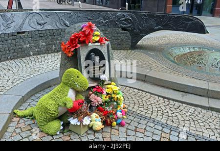 Monumento commemorativo della bomba IRA, River of Life, Bridge Street, Warrington, Cheshire, Inghilterra, Regno Unito, WA1 1BL Foto Stock