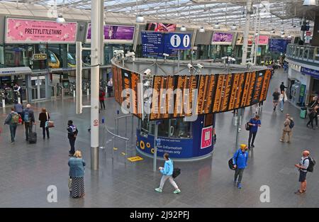Atrio principale e area di attesa, stazione ferroviaria della linea principale di Manchester Piccadilly e interscambio del tram Metrolink, Inghilterra nord-occidentale, Regno Unito Foto Stock