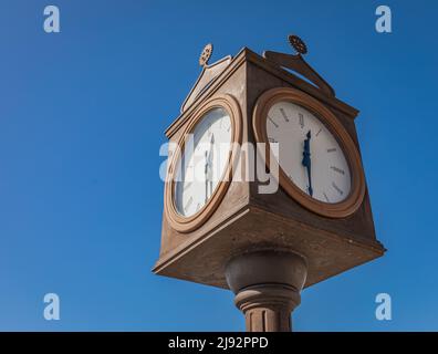Orologio di strada. Orologio vintage su un palo isolato su un cielo blu. Nessuno, foto di strada, fuoco selettivo Foto Stock