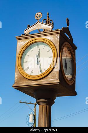 Orologio di strada. Orologio vintage su un palo isolato su un cielo blu. Nessuno, foto di strada, fuoco selettivo Foto Stock