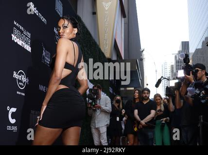 New York, Stati Uniti. 19th maggio 2022. Ciara arriva sul tappeto rosso al lancio di Sports Illustrated Swimsuit Issue all'Hard Rock Hotel Times Square giovedì 19 maggio 2022 a New York City. Foto di John Angelillo/UPI Credit: UPI/Alamy Live News Foto Stock