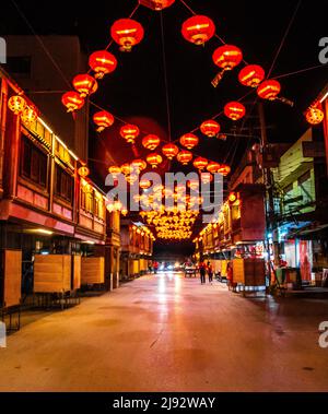 Festa della Lanterna a Nakhon Sawan mercato notturno in Thailandia Foto Stock