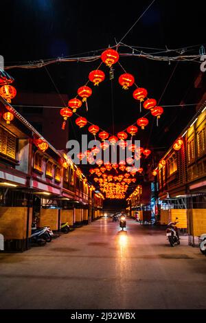 Festa della Lanterna a Nakhon Sawan mercato notturno in Thailandia Foto Stock