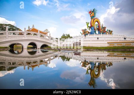 Golden dancing Dragon a Suan Sawan, o Paradise Park a Nakhon Sawan, Thailandia Foto Stock