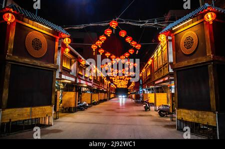 Festa della Lanterna a Nakhon Sawan mercato notturno in Thailandia Foto Stock