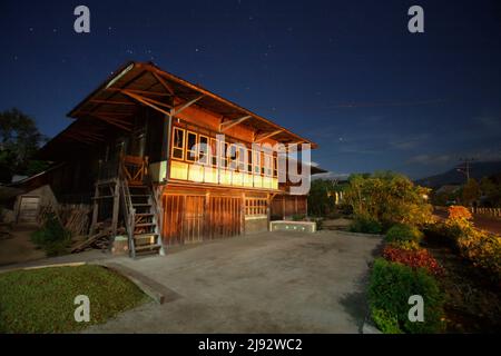 Tradizionale casa in legno in stile architettonico malese a Liwa, West Lampung, Lampung, Indonesia. Foto Stock