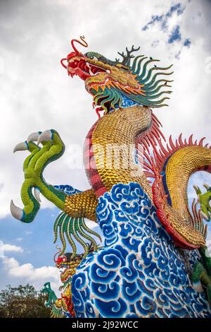 Golden dancing Dragon a Suan Sawan, o Paradise Park a Nakhon Sawan, Thailandia Foto Stock