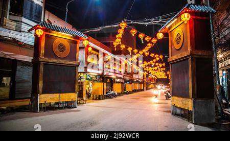 Festa della Lanterna a Nakhon Sawan mercato notturno in Thailandia Foto Stock