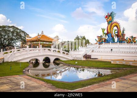 Golden dancing Dragon a Suan Sawan, o Paradise Park a Nakhon Sawan, Thailandia Foto Stock