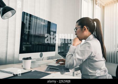 Le donne asiatiche sviluppatori di software sono sollecitate nell'analisi dei sistemi basati sul codice. Foto Stock