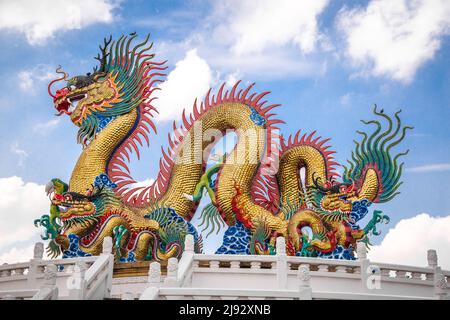 Golden dancing Dragon a Suan Sawan, o Paradise Park a Nakhon Sawan, Thailandia Foto Stock