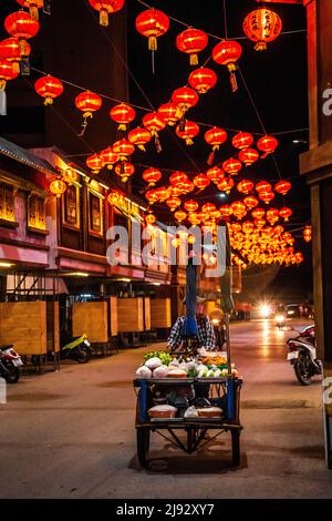 Festa della Lanterna a Nakhon Sawan mercato notturno in Thailandia Foto Stock