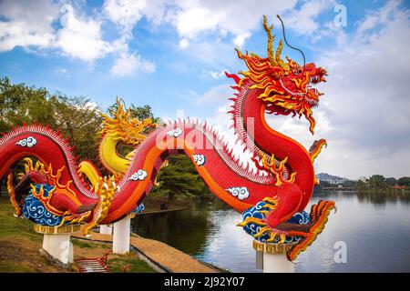 Golden dancing Dragon a Suan Sawan, o Paradise Park a Nakhon Sawan, Thailandia Foto Stock