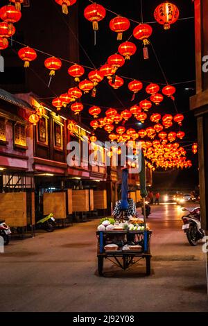 Festa della Lanterna a Nakhon Sawan mercato notturno in Thailandia Foto Stock