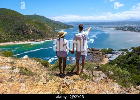 Vista panoramica della laguna di Knysna, Sudafrica. spiaggia di Knysna, Capo Occidentale, Sudafrica. Coppia uomo e donna in un viaggio sulla strada del giardino Foto Stock