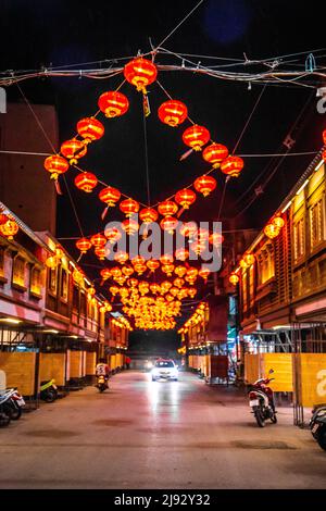 Festa della Lanterna a Nakhon Sawan mercato notturno in Thailandia Foto Stock